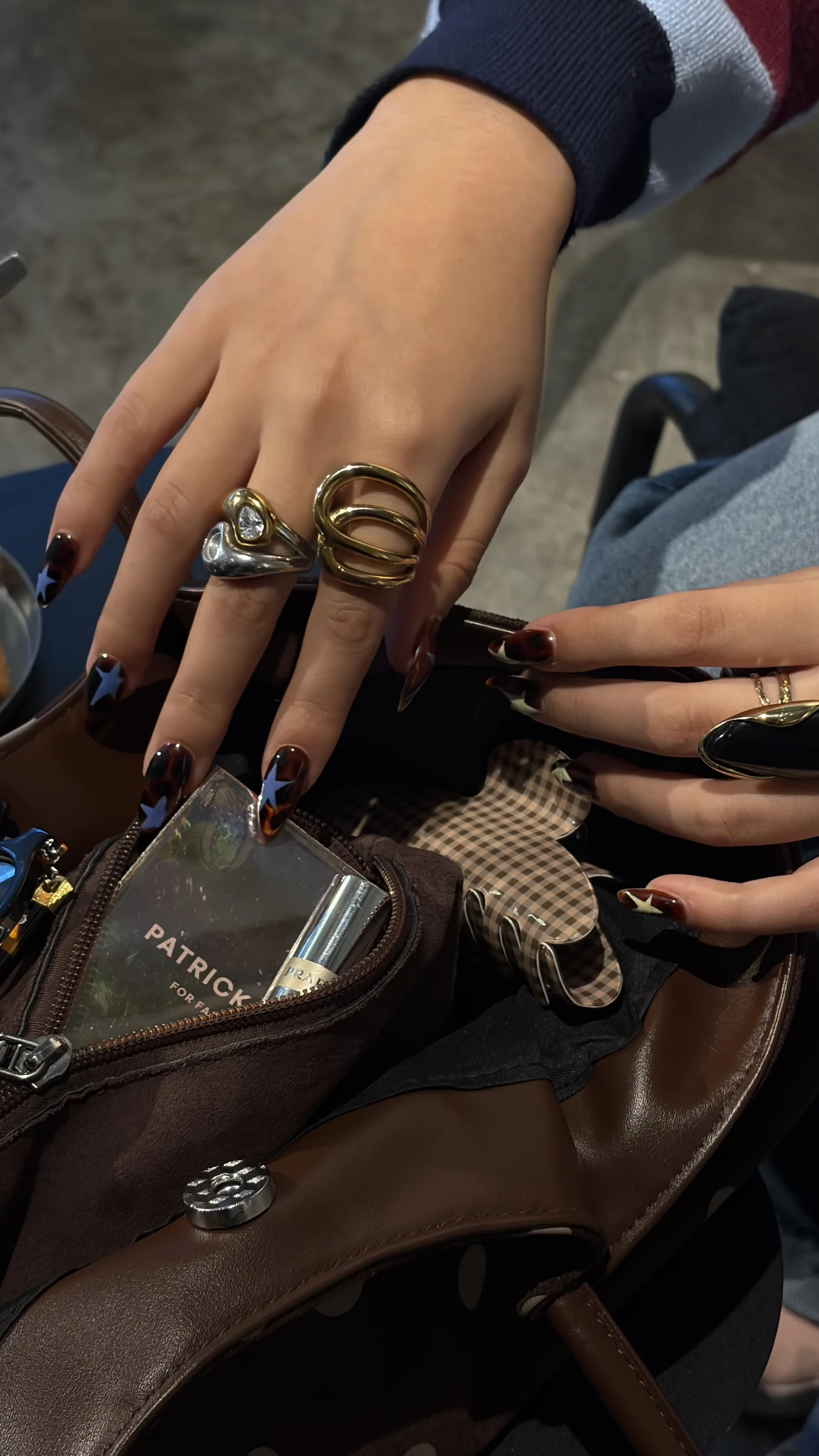 Uñas vino con estrellas y anillos dorados
