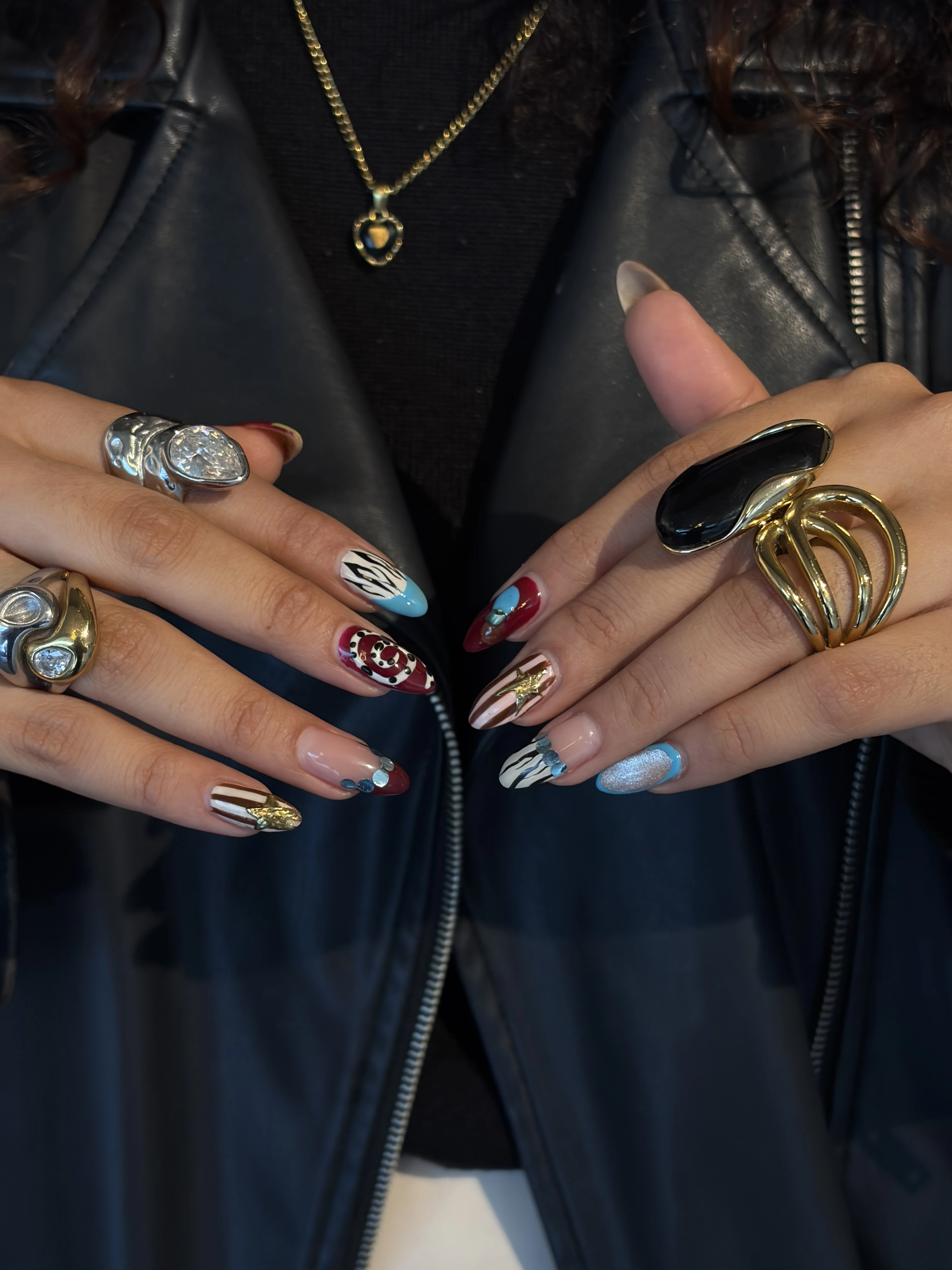 Uñas con rayas, cromo y detalles rojos y azules, con anillos