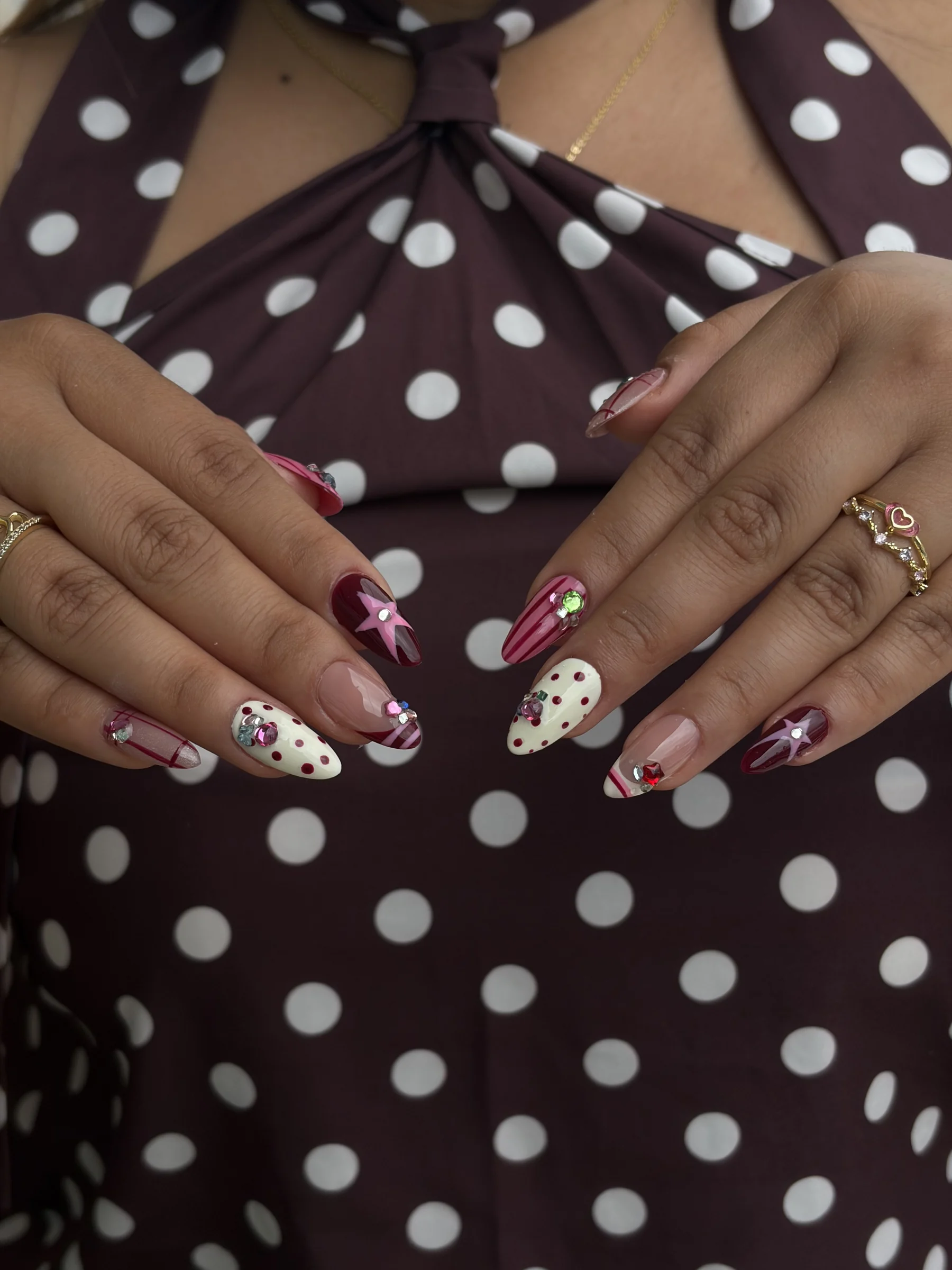 Uñas almendradas largas con lunares, estrellas y corazones