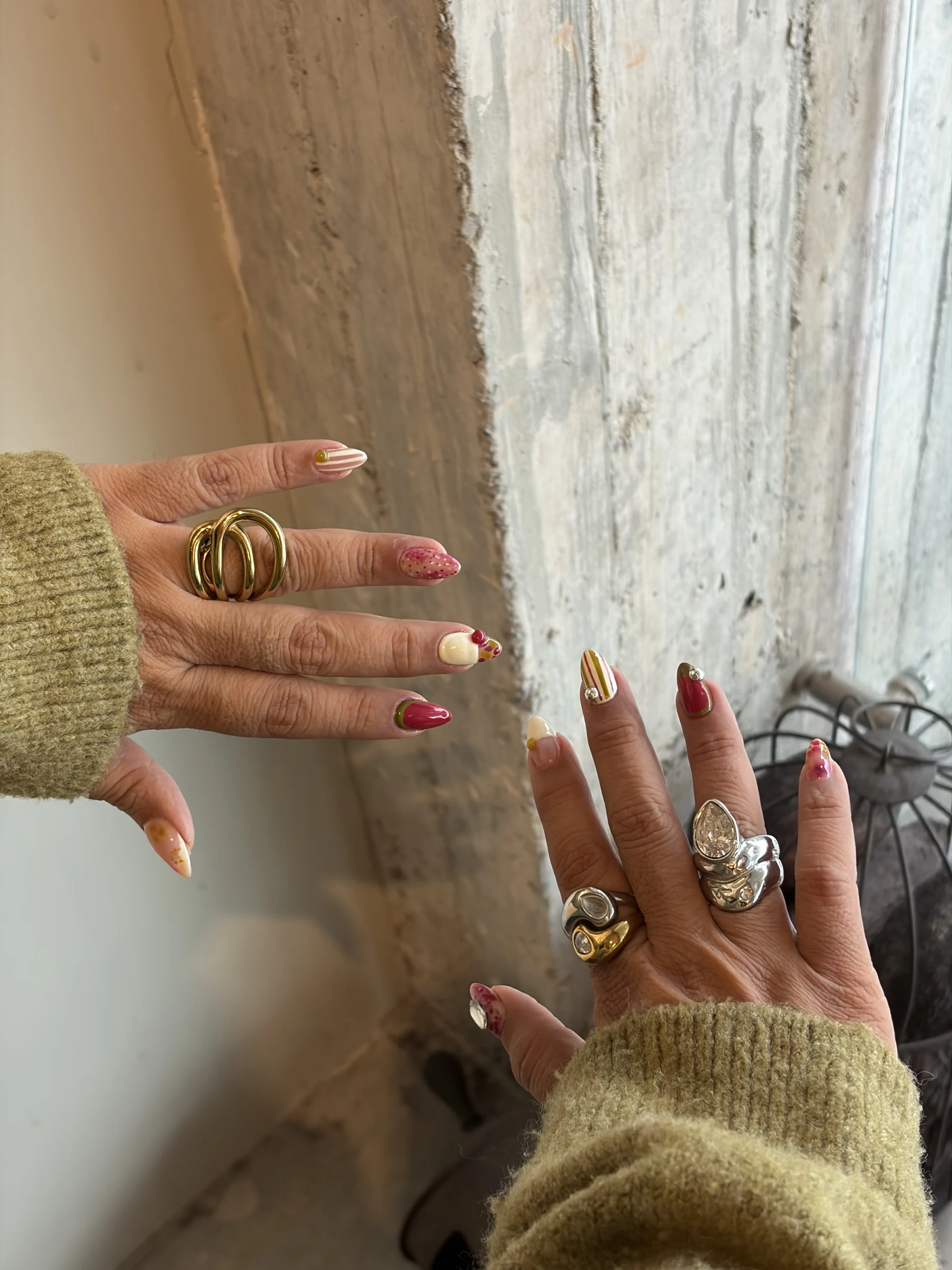 Puntas cromadas y detalles rojos con anillos dorados