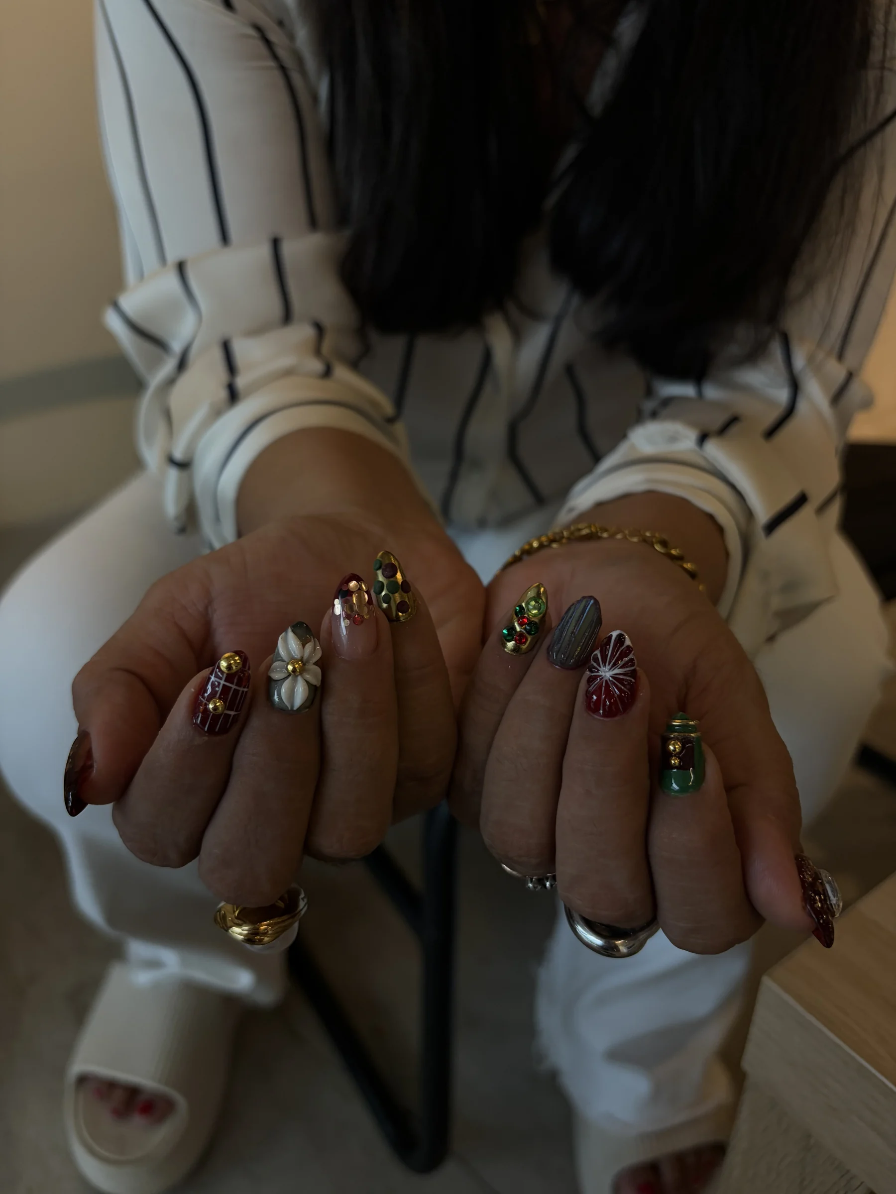 Uñas con flores y dijes en relieve